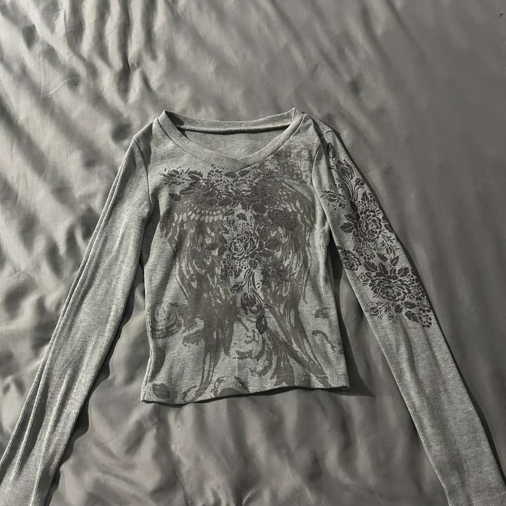 Women’s Gray Long Sleeve Graphic Top size extra small y2k inspired